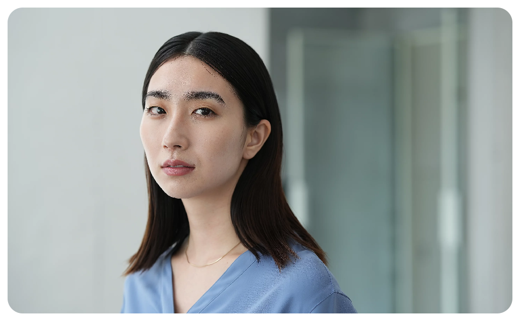 Sony A7 IV sample image portrait of young asian woman with shoulder lenght brown hair wearring light blue shirt